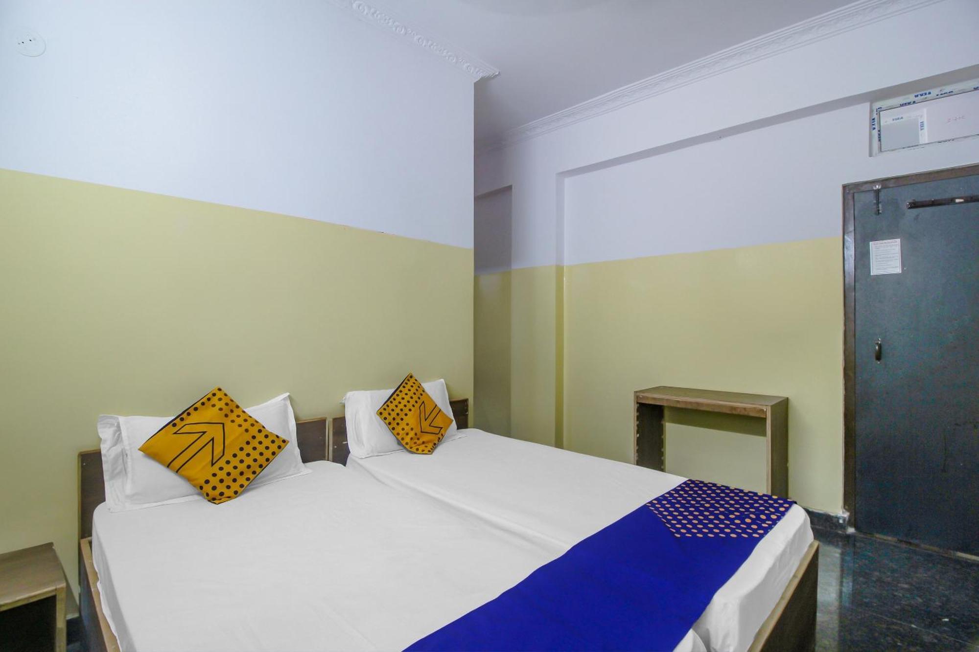 SPOT ON 81775 Gokul Lodge Deluxe Since 1974 Lālāguda Exterior foto